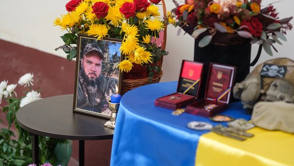 В Запоріжжі вшанували полеглого воїна Олексія Коробкіна пам’ятною дошкою.