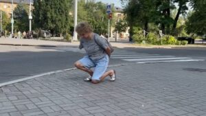 “До серця руку” й шана полеглим: гідна поведінка під час хвилини мовчання та вшанування “На щиті” у Запоріжжі.